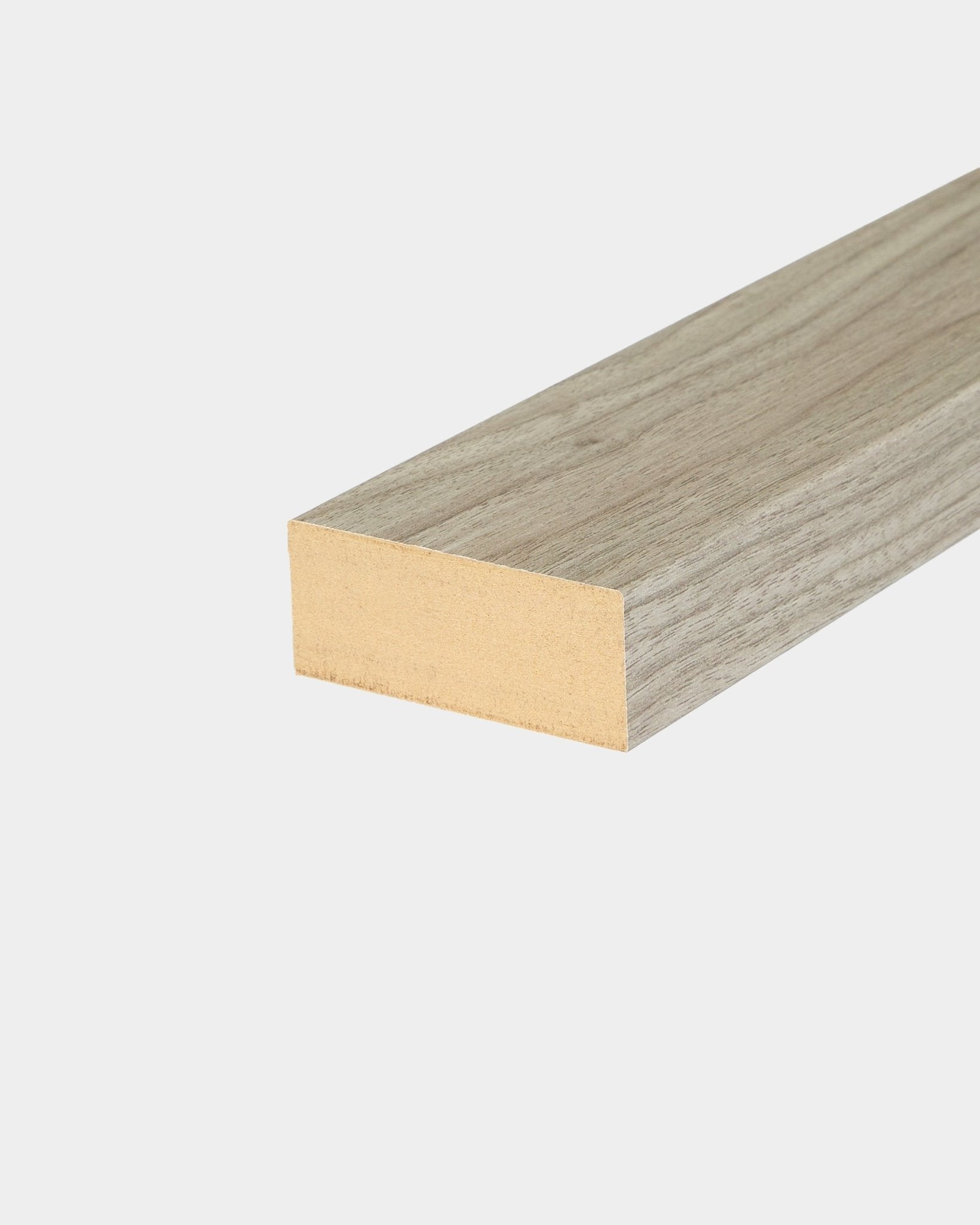 Endelamell i Weathered Oak (6,7 cm) for WoodUpp Akupanel Akustikkpanel-installasjoner, egnet som avslutningslist til Nordic panelvegger eller spileveggsystemer.